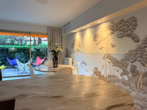 3 pièces le Wiosna, Cannes Papier-peint panoramique Isidore Leroy, plan de travail et table en Corian, chaises Panton