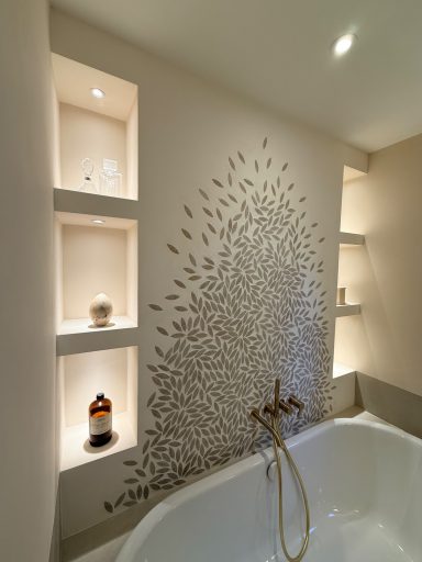 Salle de bain Seillan, Var Mur de salle de bain avec décoration florale en relief et éclairage ambiance doux.