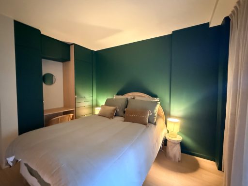 3 pièces le Wiosna, Cannes Chambre avec un lit double, murs verts et lampes de chevet douces.