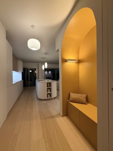 3 pièces le Wiosna, Cannes Intérieur moderne d'une maison avec un coin de repos jaune et un sol en bois clair.