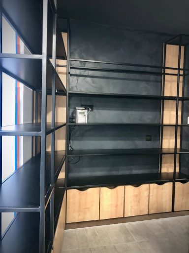 Mobilier métal et bois pour présentation produits de coiffure