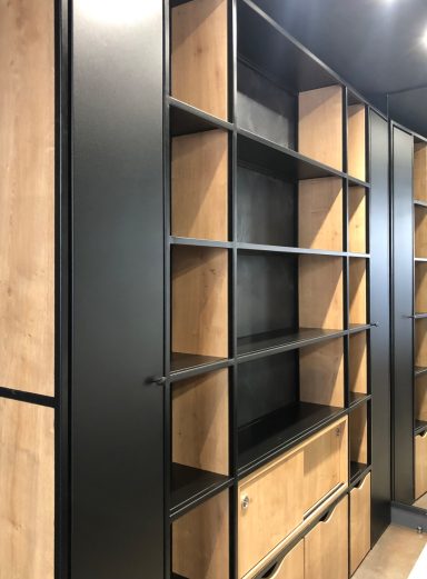 Mobilier métal et bois pour présentation produits de coiffure