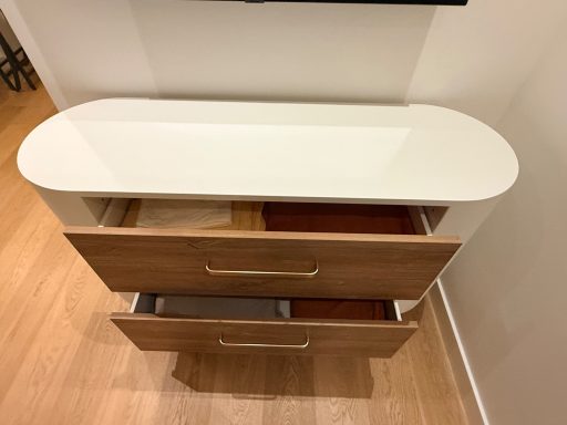 Commode formes arrondies, style scandinave et courbes douces
