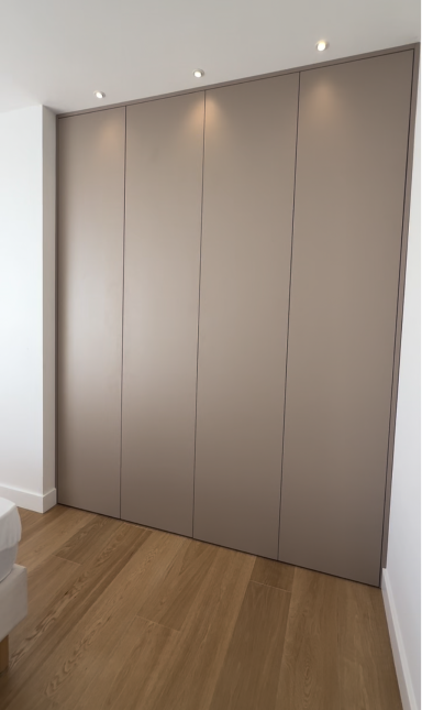 Dressing personnalisé, portes minimalistes système push