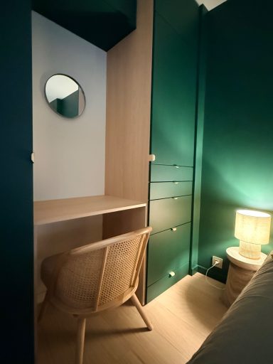 3 pièces le Wiosna, Cannes Coin bureau minimaliste avec une chaise, mur vert et lampe décorative.