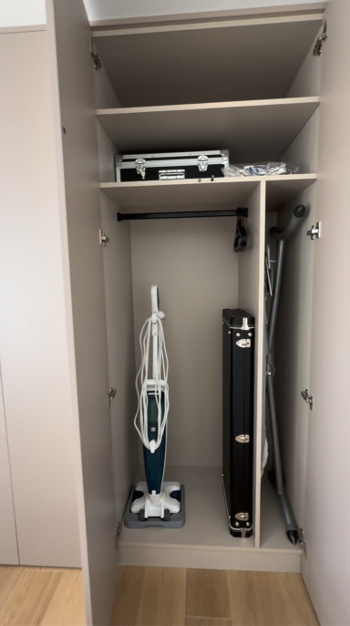 Intérieur dressing sur mesure avec rangement place à repasser et aspirateur Dyson